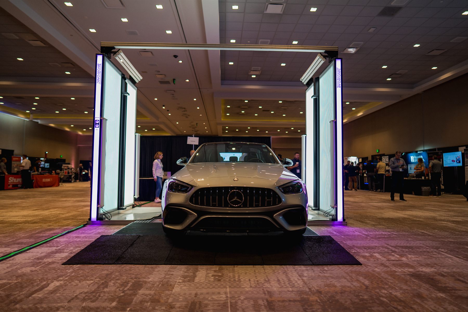 Vehicle centred in the scanning gate under its illuminated columns
