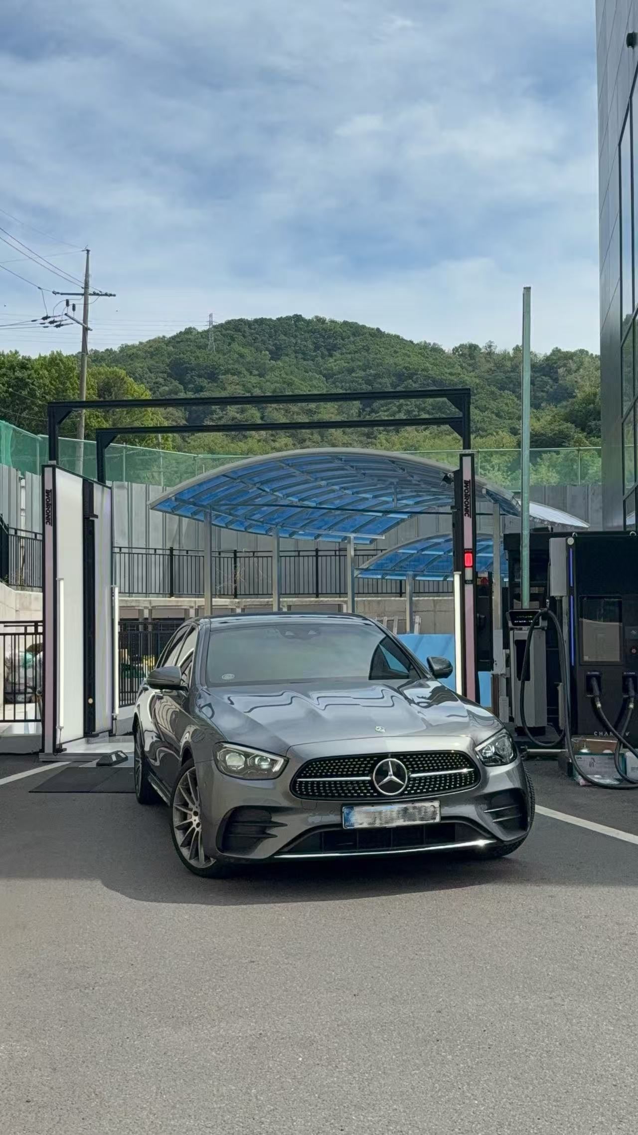 TwoTronic vehicle scanner installed on a dealership service lane
